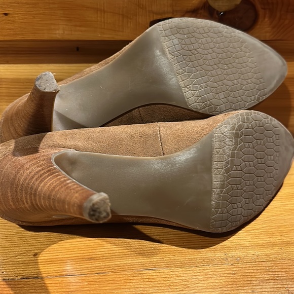 Crown Vintage “Alexandria” Tan Pumps - Picture 4 of 5